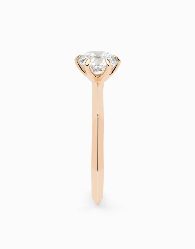 Anell solitari de compromís amb diamant natural