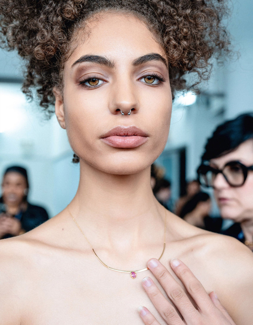 N.82 · Collar de oro amarillo y zafiro rosa