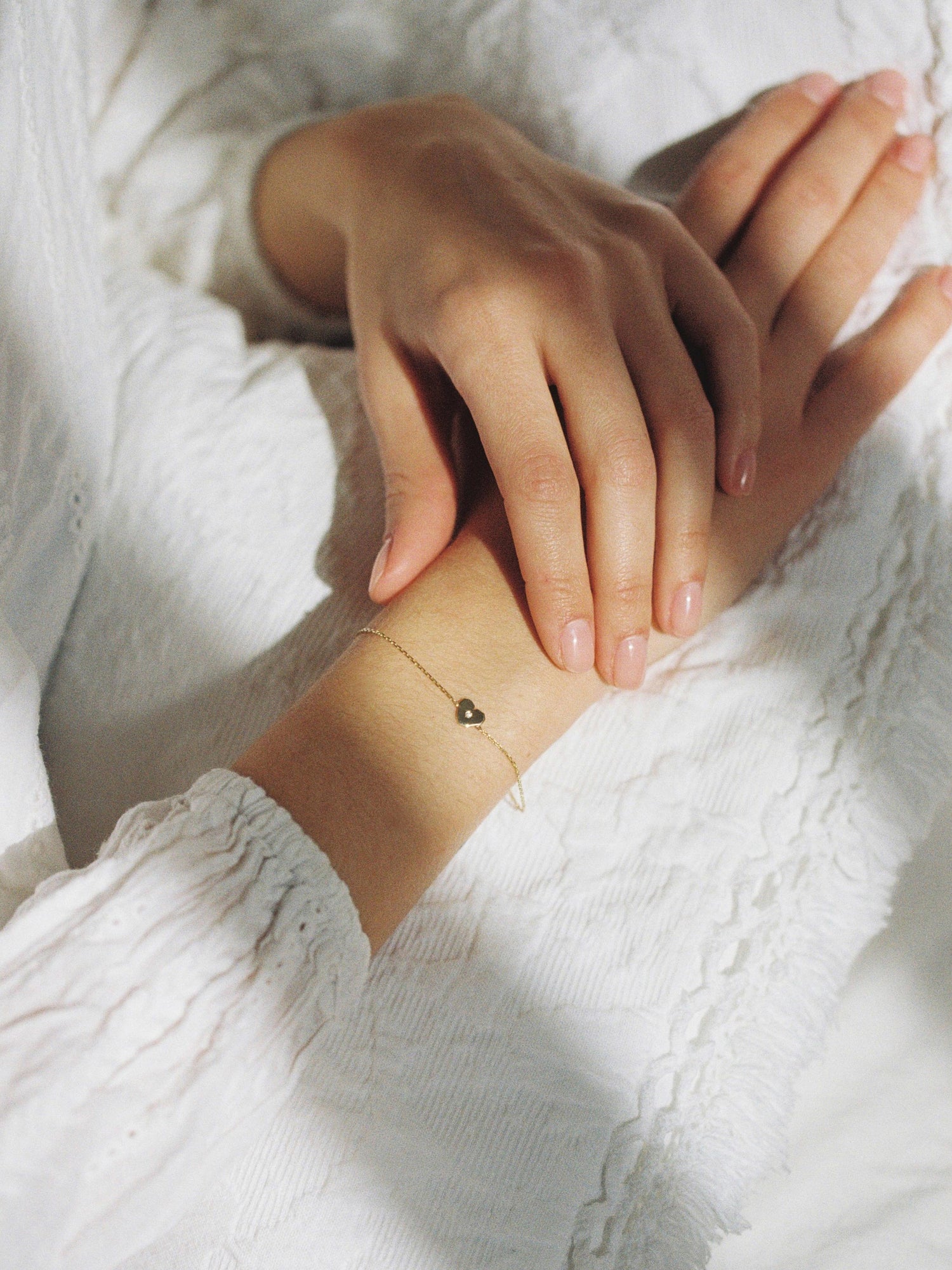 pulsera con corazón y diamante natural en oro amarillo de 18k