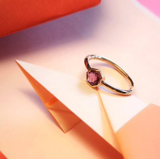 Peça d'origami junt a un anell de Roosik & Co