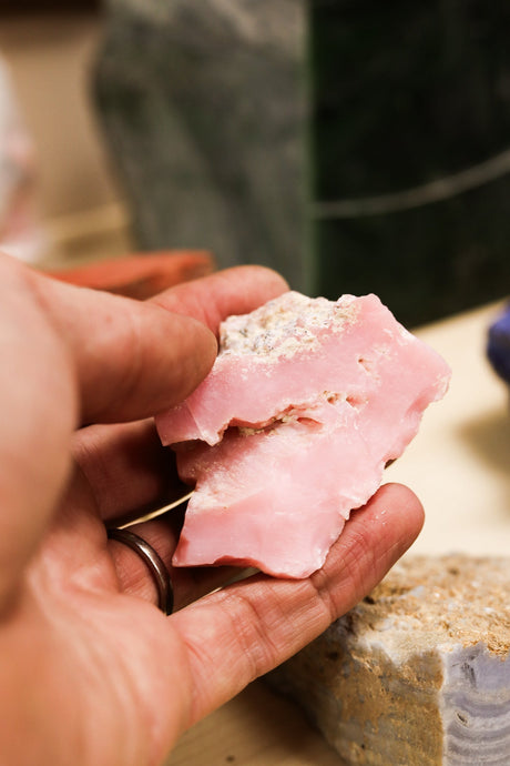L’òpal rosa: la pedra que neix de l’aigua i parla a la intuïció