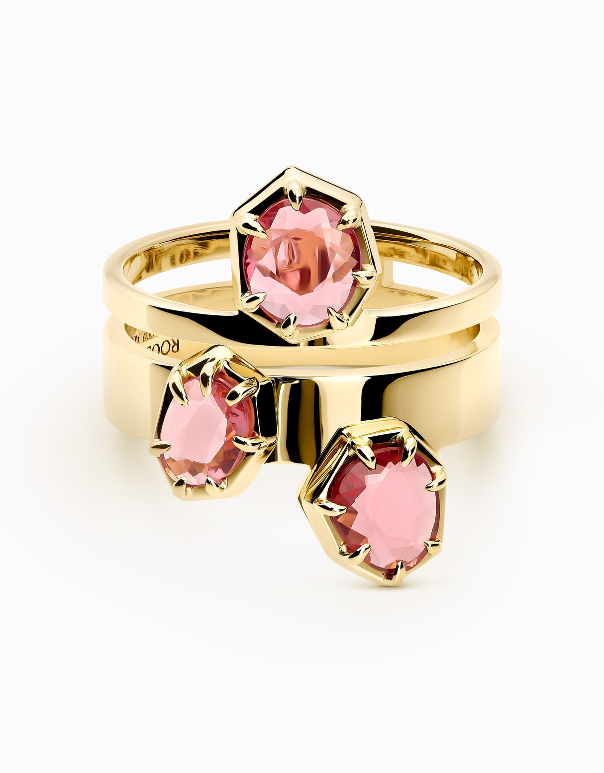 N.68 · Anillo de oro y 3 Granates · Rodolita