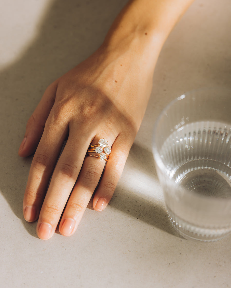 anells de compromís de diferents mides d'or rosa i diamants naturals